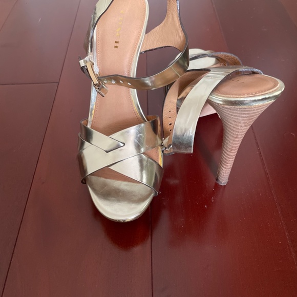 Coach Platforms - Picture 2 of 4